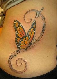 女子侧肋漂亮蝴蝶和五线谱音符纹身图片