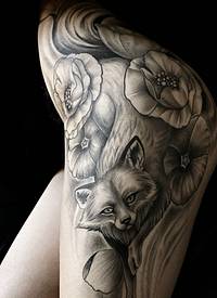 臀部上的动物与花朵黑灰纹身图案