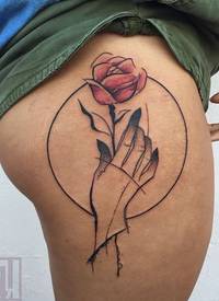 女性侧臀部绘画风格手握玫瑰花纹身图片