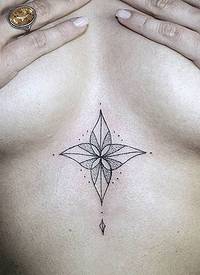 女性胸骨下漂亮的装饰纹身图案来自泽利娜