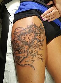 性感女子右大腿黑灰色时钟玫瑰花英文字纹身图片