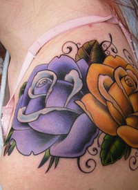 美女披肩彩色的玫瑰纹身图案