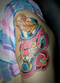 女性大腿外侧粉红豹头创意纹身
