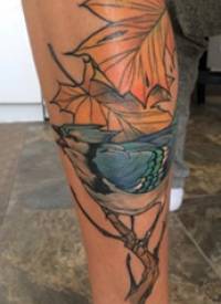 欧美小腿纹身 男生小腿上枫叶和小鸟纹身图片