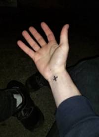 简单线条纹身 男生手腕上黑色的十字架纹身图片
