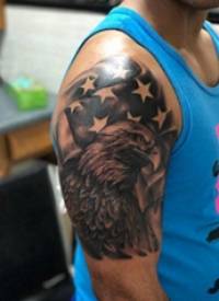 大臂纹身图 男生大臂上国旗和老鹰纹身图片