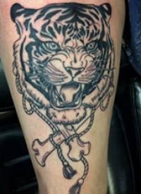 老虎图腾纹身 男生手臂上老虎图腾纹身图片