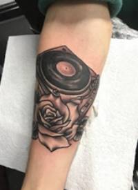 纹身点刺技巧 男生手臂上玫瑰和唱片机纹身图片