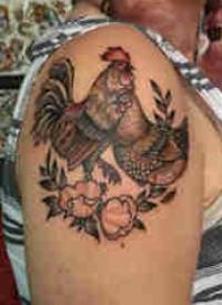 双大臂纹身 女生大臂上花朵和公鸡纹身图片