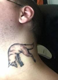 百乐动物纹身 男生颈部黑色的狐狸纹身图片