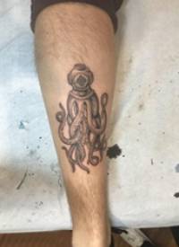 黑色章鱼纹身 男生小腿上黑色的章鱼纹身图片