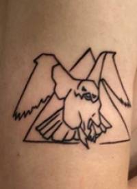 大臂纹身图 男生大臂上三角形和老鹰纹身图片