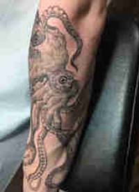 黑色章鱼纹身 男生手臂上章鱼纹身图案