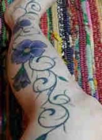 植物藤 纹身 女生小腿上彩色的花朵纹身图片