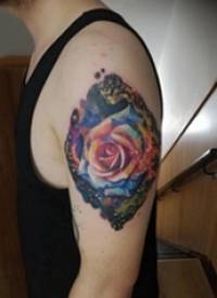 双大臂纹身 男生大臂上彩色的玫瑰纹身图片