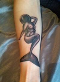 纹身美人鱼图案 女生手臂上美人鱼纹身图片