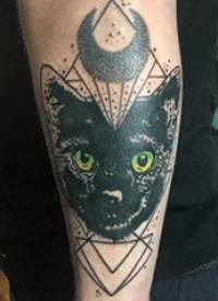 手臂纹身素材 男生手臂上月亮和猫咪纹身图片