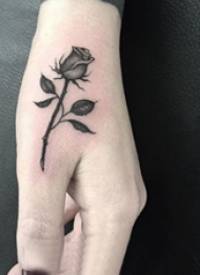 手背纹身 女生手背上黑灰的玫瑰纹身图片