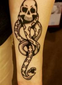 骷髅和蛇纹身图案  女生手臂上骷髅和蛇纹身图片