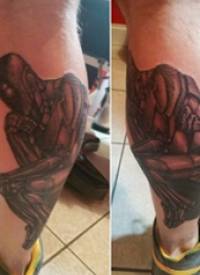 人物肖像纹身 男生小腿上黑色的思想者纹身图片