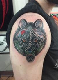狼头纹身 男生大臂上狼头和风景纹身图片