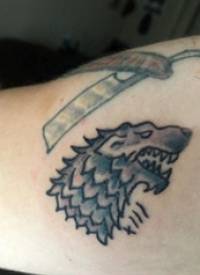 滴血狼头纹身  男生大臂上极简的狼头纹身图片