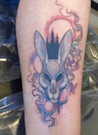 小动物纹身 女生手臂上彩色的兔子纹身图片