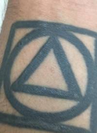 几何元素纹身  男生手腕上黑色的几何元素纹身图片