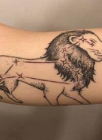 手臂纹身图片 女生大臂上黑色的狮子纹身图片