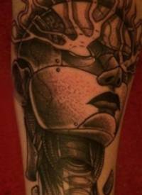 机器人纹身   女生手臂上黑色的机器人纹身图片