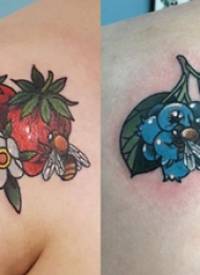 后肩纹身 女生后肩上植物和蜜蜂纹身图片