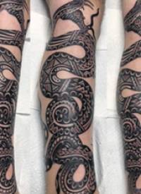 百乐动物纹身 男生手臂上黑色的蛇纹身图片
