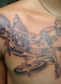 摩托车纹身 男生胸部人物和摩托车纹身图片