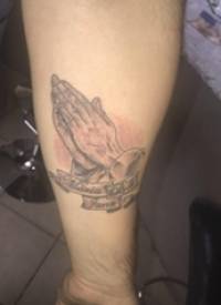 祈祷之手纹身图 男生手臂上英文和祈祷之手纹身图片