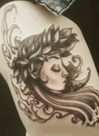 大腿传统纹身 女生大腿上黑色的人物肖像纹身图片