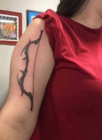 弓箭纹身图案  女生手臂上黑色的弓箭纹身图片