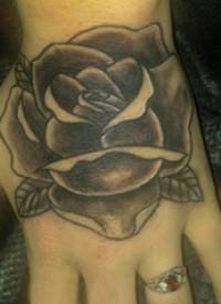 手背纹身 女生手背上黑色的玫瑰纹身图片