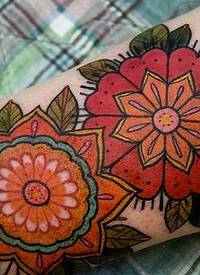 两朵红色手臂上的花朵纹身图片