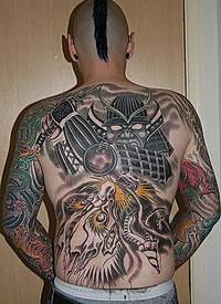 男性后背上个性的日本全胛武士风纹身图案
