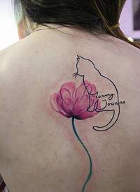 女生后背一支小花与小猫一起的纹身刺青