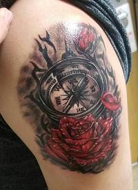 臀部右侧水彩纹身玫瑰和指南针纹身图片