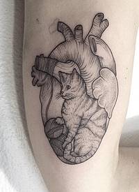 小臂心脏点刺猫纹身图案