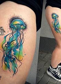 女性大腿水母泼墨水彩点刺纹身图案