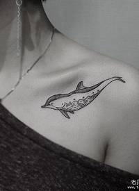 女性锁骨点刺海豚小清新纹身图案