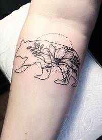 小臂熊纹花卉点刺纹身图案