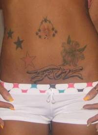 腹部花体字母五角星纹身图案