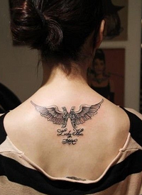 双鱼座符号和翅膀背部时尚纹身图案