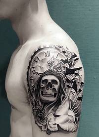 个性男孩手臂骷髅与时钟鸽子纹身图案