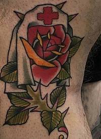大腿上的传统风格玫瑰花纹身