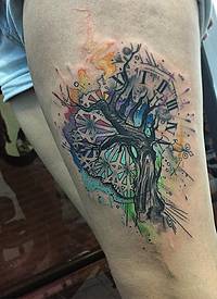 大腿泼墨树时钟纹身图案